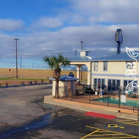 Days Inn & Suites By Wyndham Braunig Lake Elmendorf Dış mekan fotoğraf