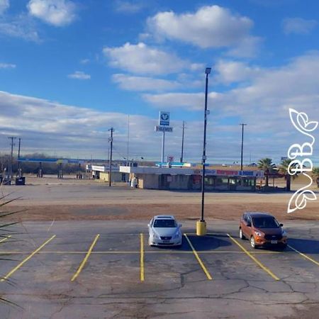 Days Inn & Suites By Wyndham Braunig Lake Elmendorf Dış mekan fotoğraf