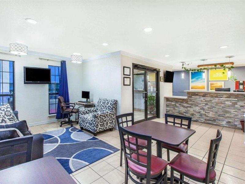 Days Inn & Suites By Wyndham Braunig Lake Elmendorf Dış mekan fotoğraf