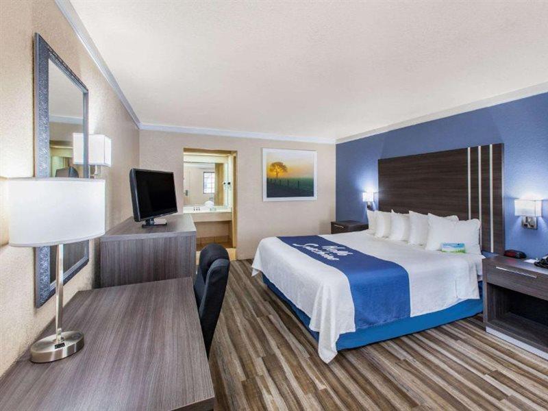 Days Inn & Suites By Wyndham Braunig Lake Elmendorf Dış mekan fotoğraf