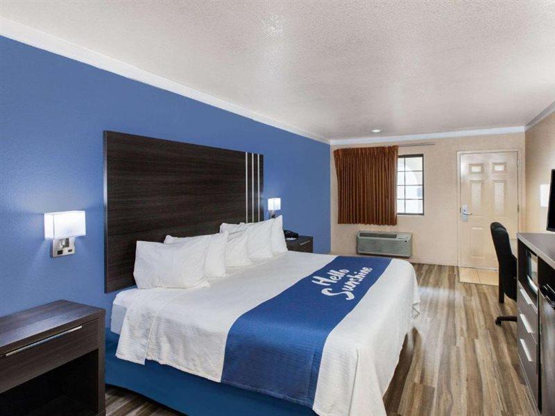 Days Inn & Suites By Wyndham Braunig Lake Elmendorf Dış mekan fotoğraf