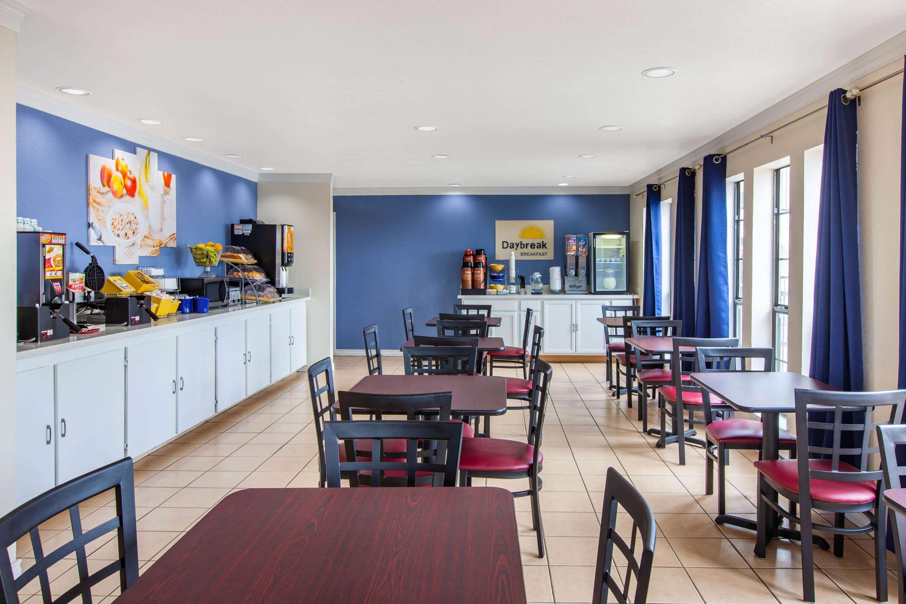 Days Inn & Suites By Wyndham Braunig Lake Elmendorf Dış mekan fotoğraf