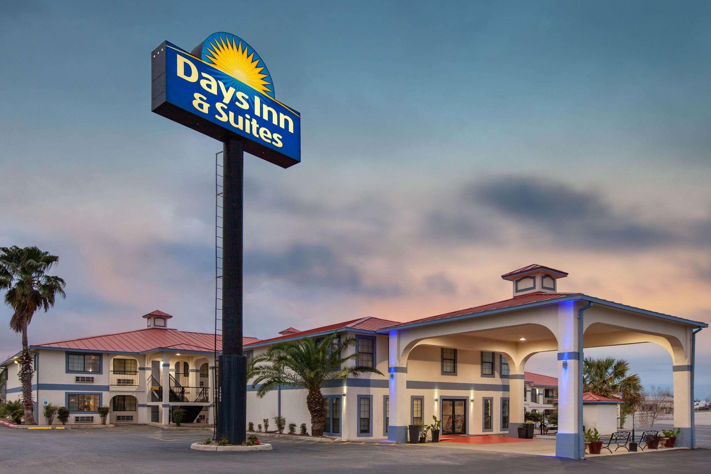 Days Inn & Suites By Wyndham Braunig Lake Elmendorf Dış mekan fotoğraf