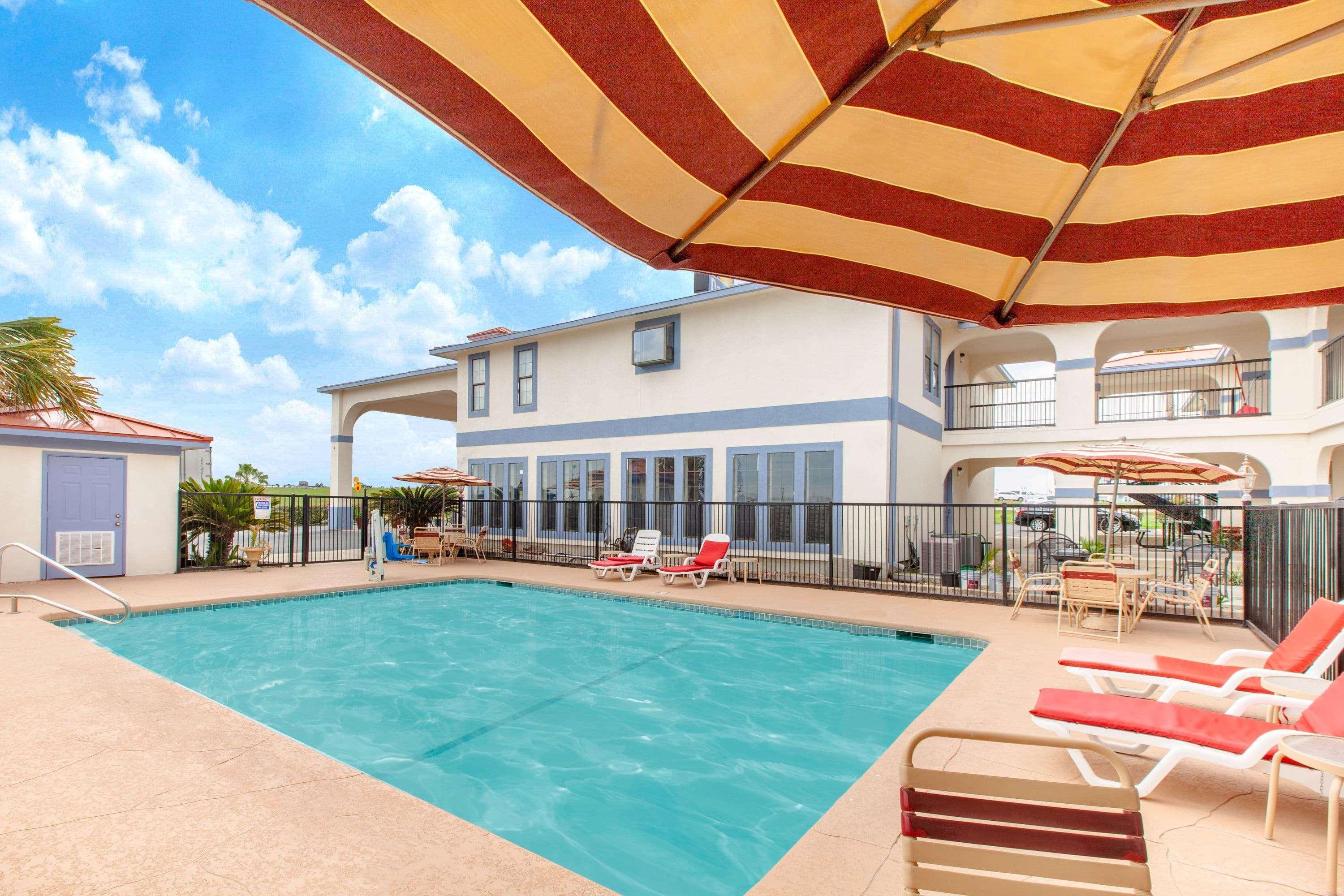 Days Inn & Suites By Wyndham Braunig Lake Elmendorf Dış mekan fotoğraf