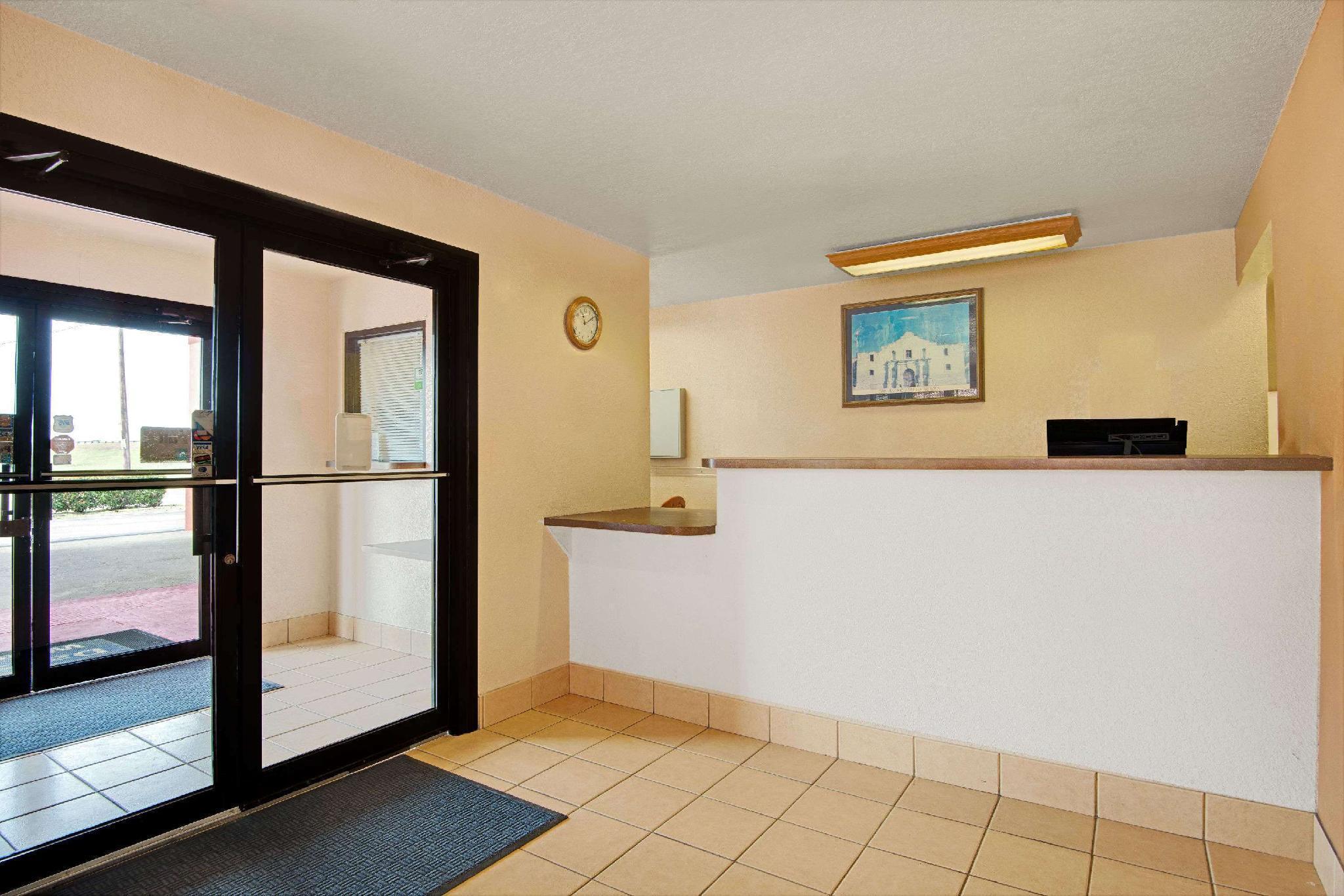 Days Inn & Suites By Wyndham Braunig Lake Elmendorf Dış mekan fotoğraf