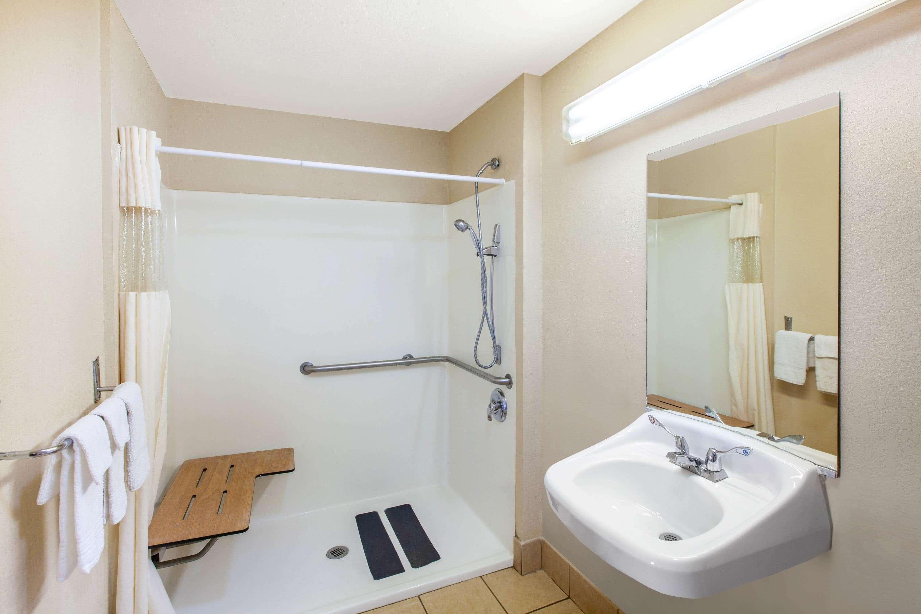 Days Inn & Suites By Wyndham Braunig Lake Elmendorf Dış mekan fotoğraf