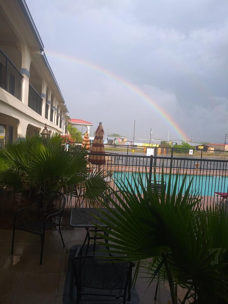 Days Inn & Suites By Wyndham Braunig Lake Elmendorf Dış mekan fotoğraf